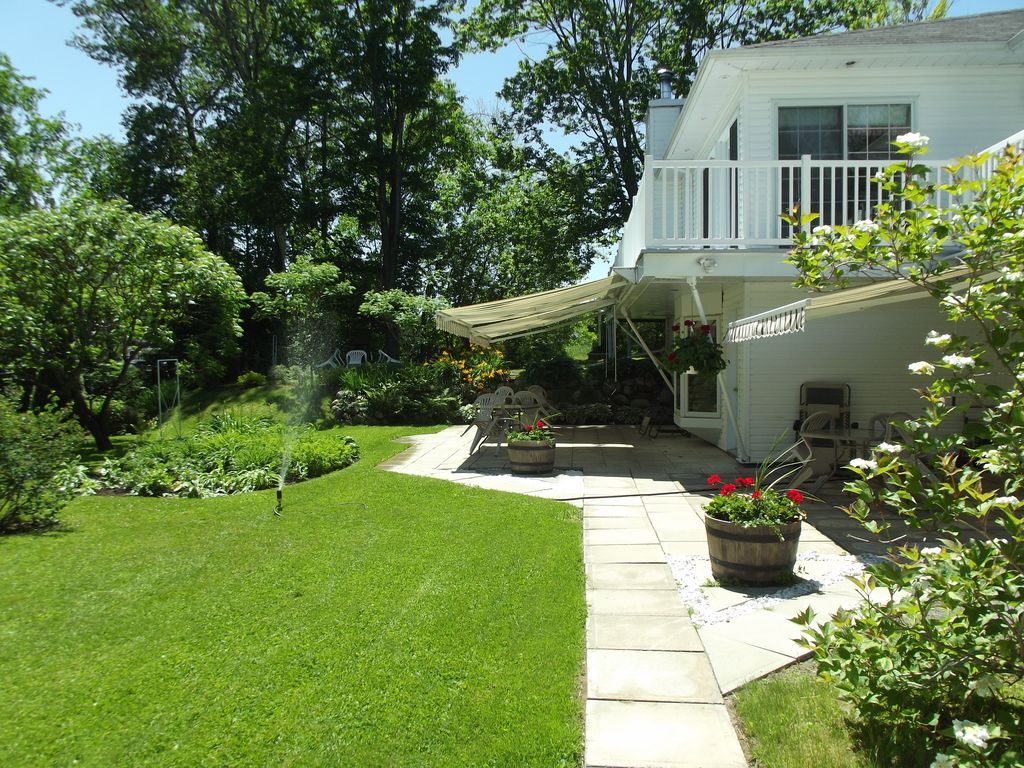 Terrasse extérieur et jardin d’un de nos studios de l'auberge à St-Donat dans Lanaudière
