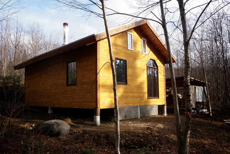 Vue de la façade du refuge l'Orignal, l'un des hébergements offerts dans la gamme des Refuges, et ce, même l'hiver, en pleine nature à la Vallée.